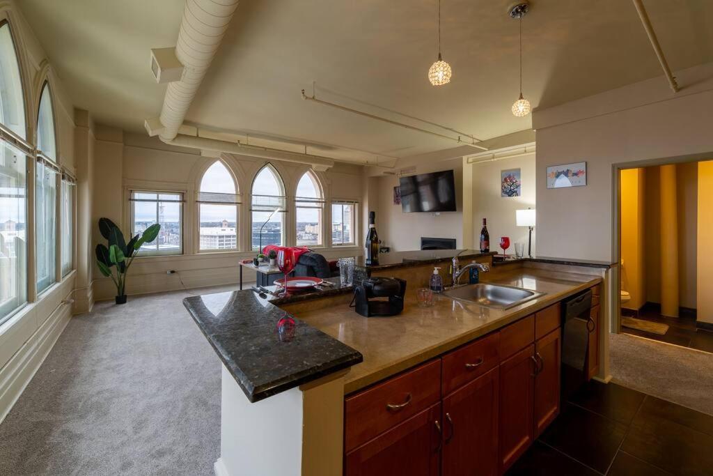 King Bed W/ Panoramic Views Of Dt! Appartement Rochester Buitenkant foto